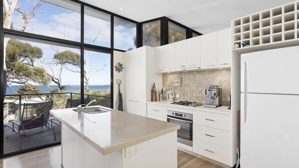 Refrigerador, microondas, horno, placa de cocina