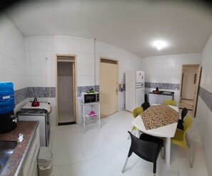 Fridge, microwave, stovetop, blender - Affordable option in pleasant accommodation near the beach (Electricity included). (Fortaleza)