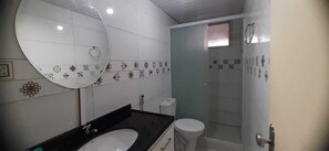 Chuveiro, toalhas de banho