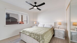 2 bedrooms, WiFi - Pandanus Shores Unit 9 Kings Beach QLD (KINGS BEACH)
