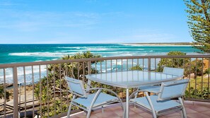 Outdoor dining - Pandanus Shores Unit 9 Kings Beach QLD (KINGS BEACH)