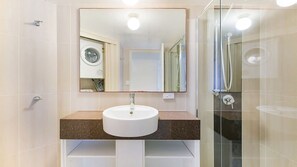 Shower - Pandanus Shores Unit 9 Kings Beach QLD (KINGS BEACH)