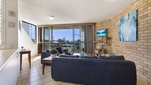 TV - Jamarkos Unit 4 Kings Beach QLD (KINGS BEACH)