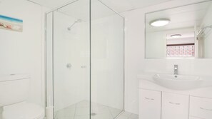 Combined shower/bathtub - Kings Edge Unit 2 Kings Beach QLD (Kings Beach)