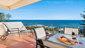Outdoor dining - Wickham Point Unit 6 Kings Beach QLD (KINGS BEACH)