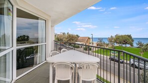 Outdoor dining - Montego Unit 3 Kings Beach QLD (KINGS BEACH)