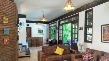 Smart TV, DVD player, livros