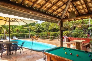 Outdoor dining - 4bed Beach House on the River (Barra do Jacuípe)