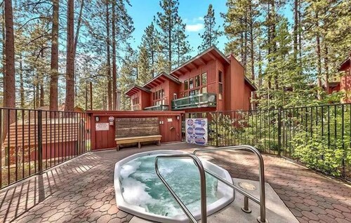 Economic Skier Condo - Walk to Heavenly Ski Resort!  Community Hot Tub - 19CS~