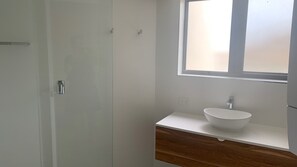 Shower - Waikiki Unit 4 Kings Beach QLD (KINGS BEACH)