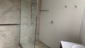 Shower - Waikiki Unit 4 Kings Beach QLD (KINGS BEACH)