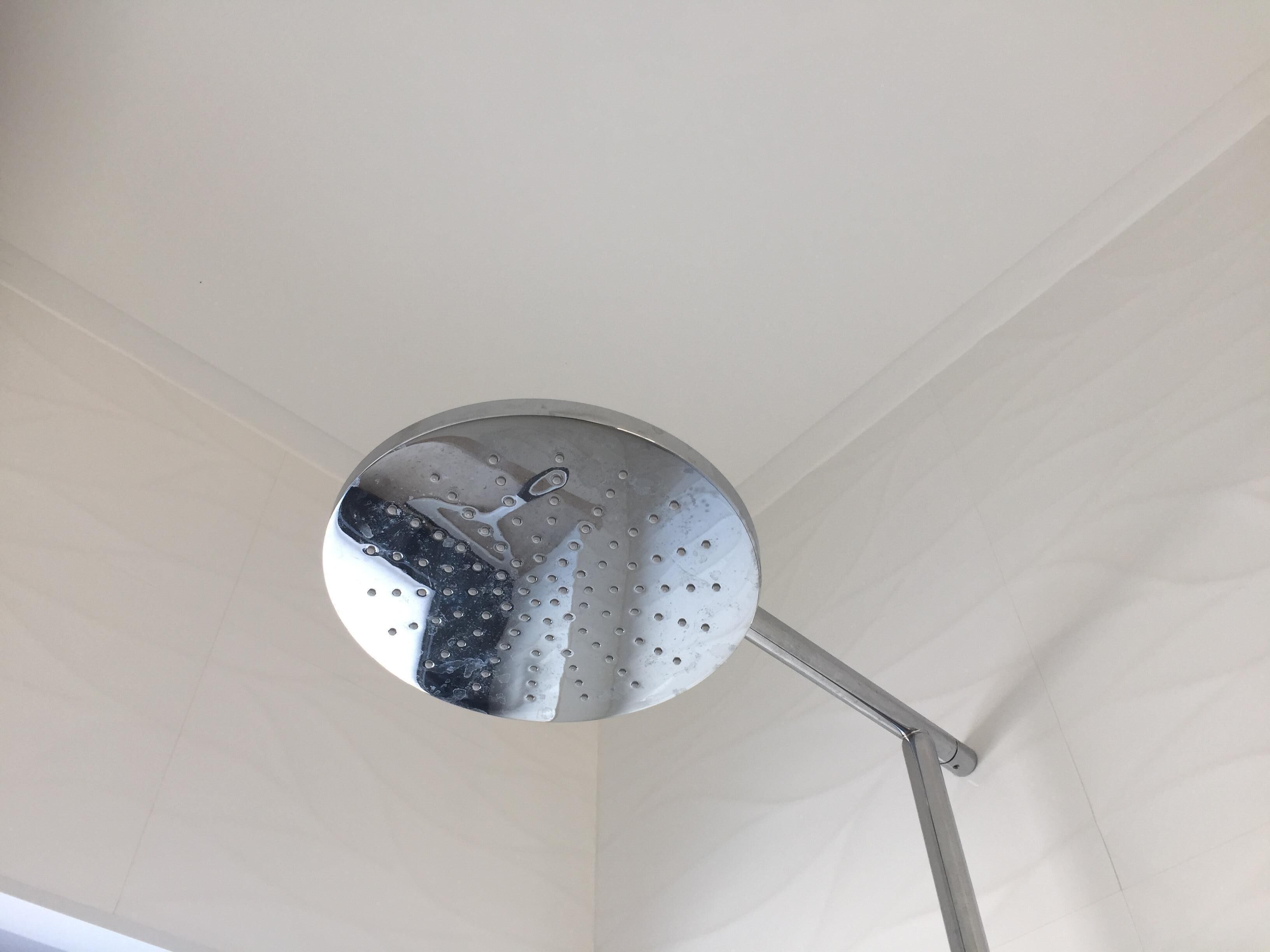 Un soffione dal design cromato circolare e con una singola leva.