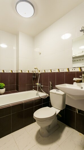 Suite Deluks | Kamar mandi | Shower, sandal,  dan handuk