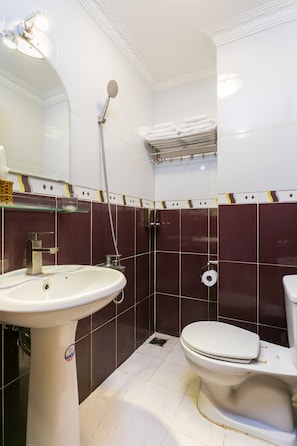 Chambre Double Standard | Salle de bain | Douche, chaussons, serviettes fournies