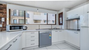 Microwave, dishwasher - Oceanic Unit 4 Kings Beach QLD (KINGS BEACH)