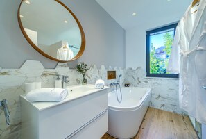Bañera con ducha, cabezal de ducha tipo lluvia, secador de pelo, toallas