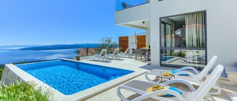 Una piscina al aire libre, una piscina climatizada