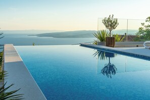 Una piscina al aire libre, una piscina climatizada