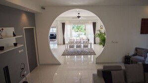 Un salon moderne comprenant un coin repas, un téléviseur et un canapé.