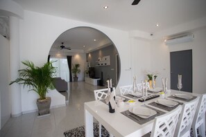 5-Bedrooms Private Pool Villa | Restauration dans la chambre