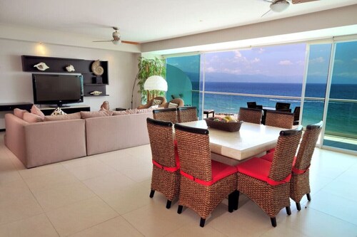 Beachfront condo with amazing views