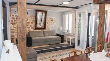 Studio (Pijat) | Living area | Flat-screen TV