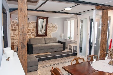 Studio (Pijat) | Living area | Flat-screen TV