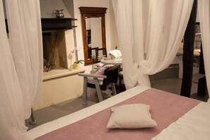 Premium bedding, down duvets, pillow-top beds, in-room safe - Houses of Motovun (Motovun)