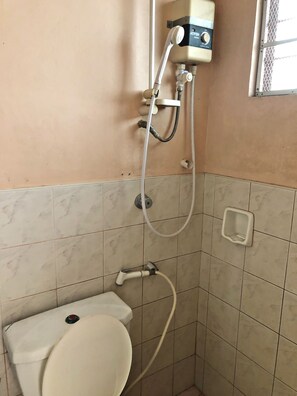 Douche, articles de toilette gratuits, serviettes fournies