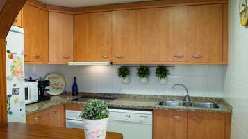 Køleskab, mikrobølgeovn, ovn, kogeplade