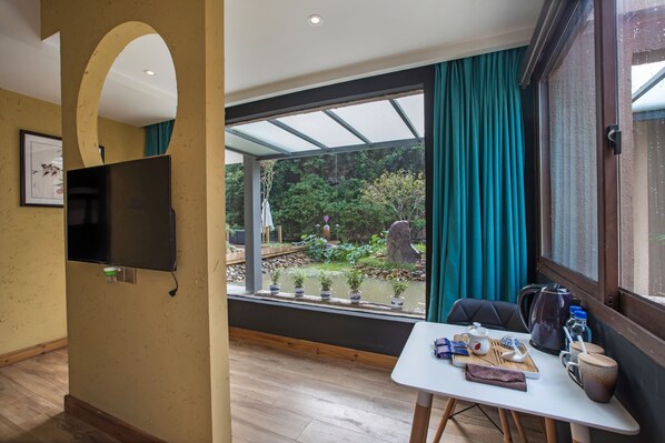 Escritorio, cortinas blackout y wifi gratis 