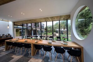 Serveert ontbijt, lunch, diner, lokale en internationale gerechten 