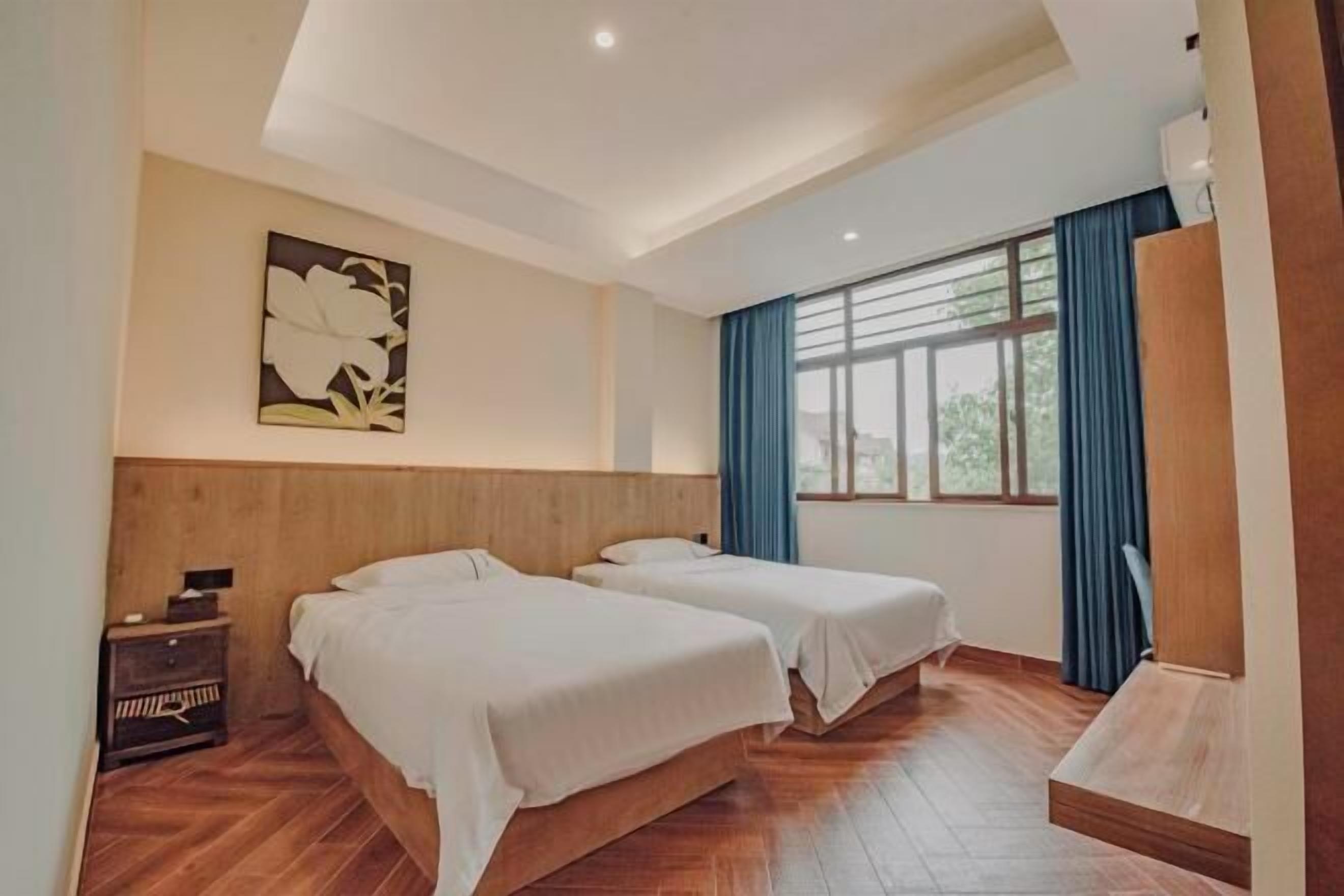 Bàn, màn/rèm cản sáng, truy cập Internet không dây miễn phí 