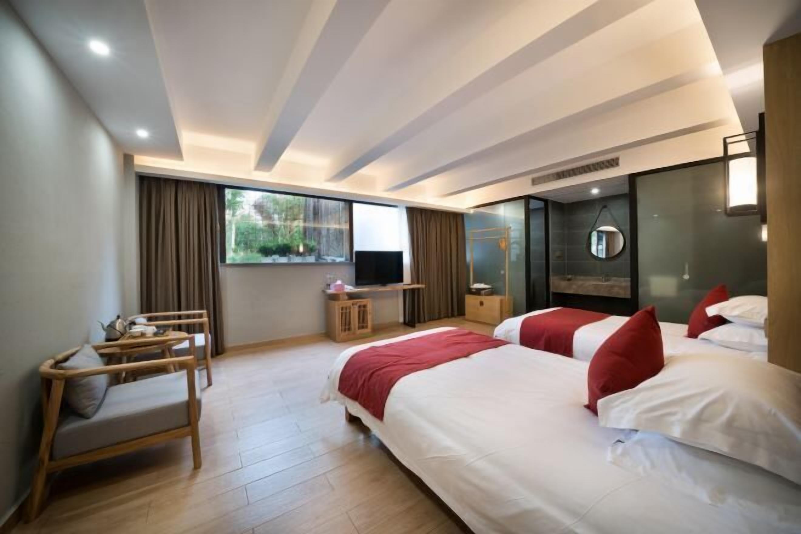 Bàn, màn/rèm cản sáng, truy cập Internet không dây miễn phí 