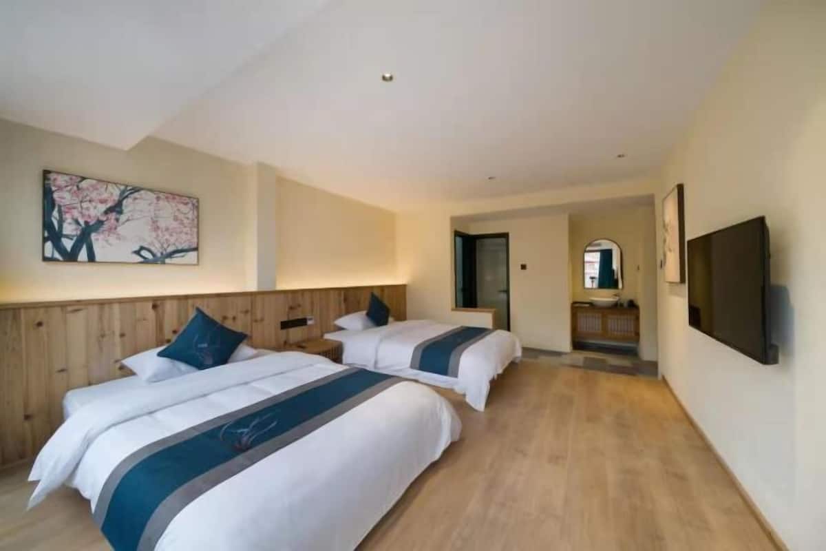 Een bureau, verduisterende gordijnen, gratis wifi