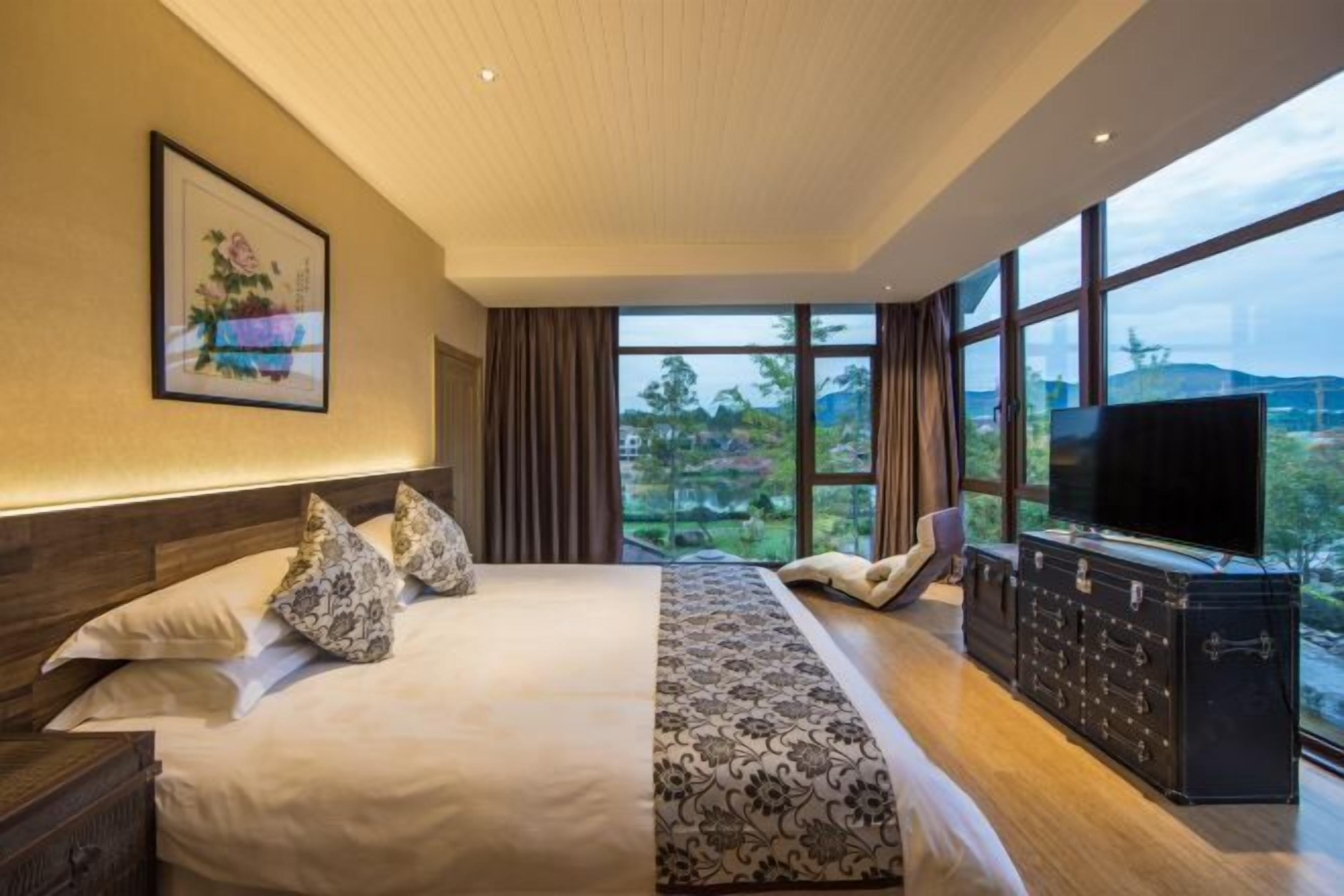 Una scrivania, tende oscuranti, Wi-Fi gratuito