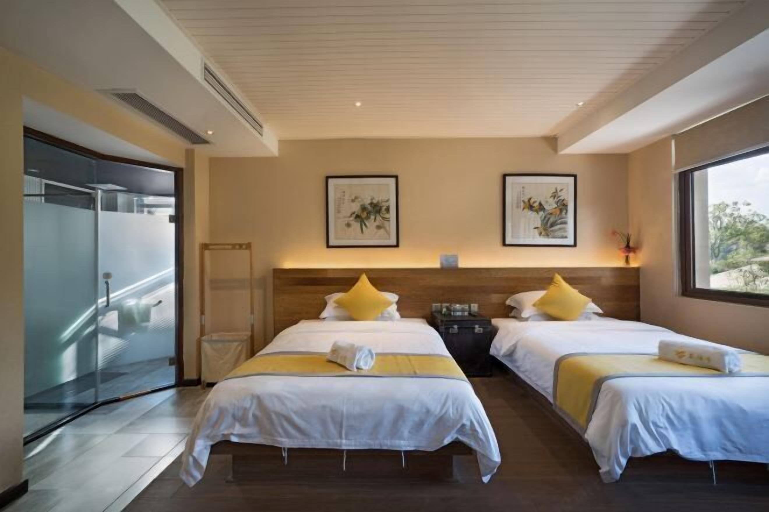 Skrivebord, blendingsgardiner og wi-fi (inkludert)