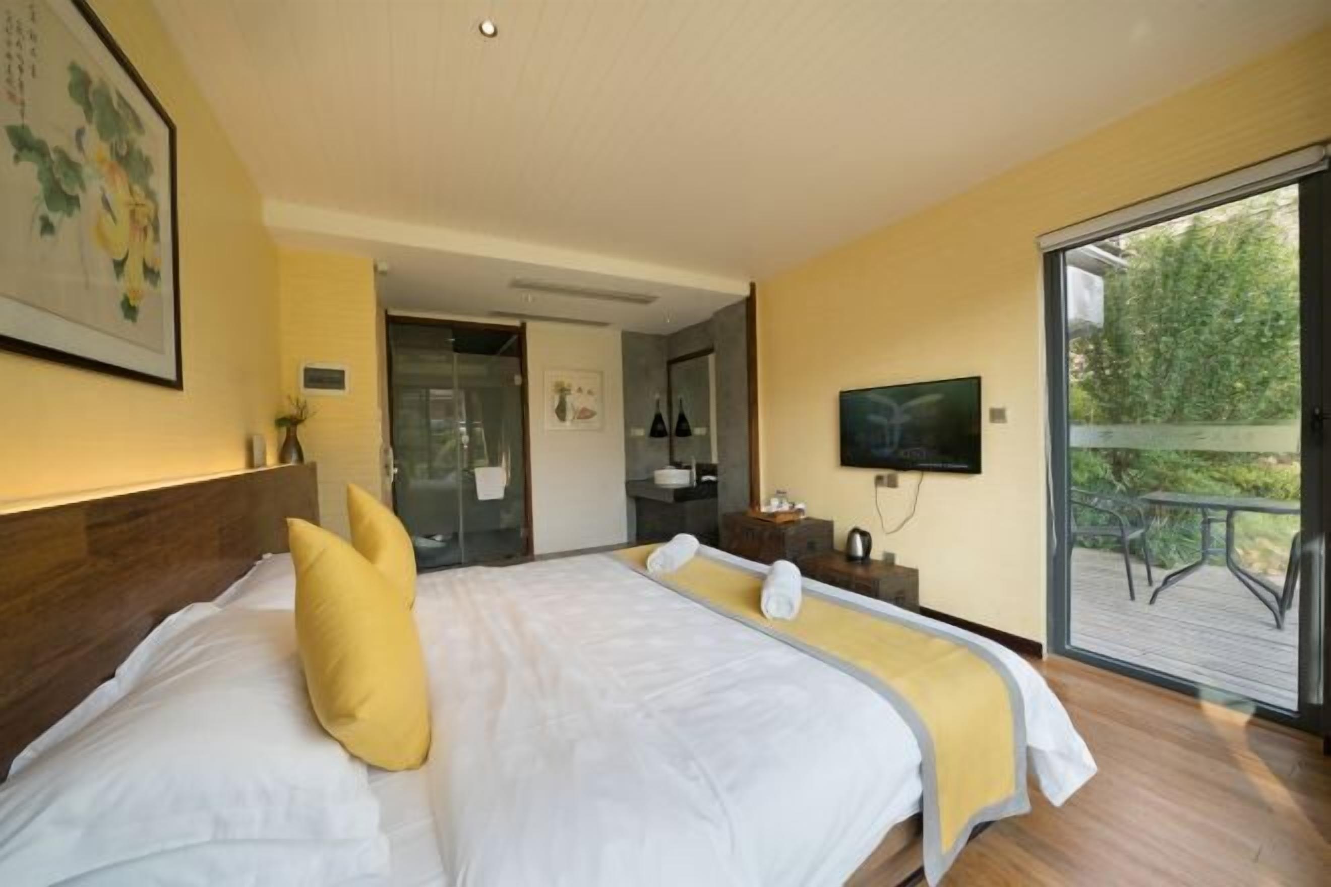 Una scrivania, tende oscuranti, Wi-Fi gratuito