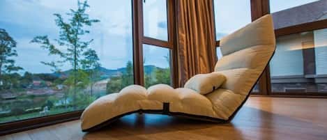 Escrivaninha, cortinas blackout, Wi-Fi de cortesia