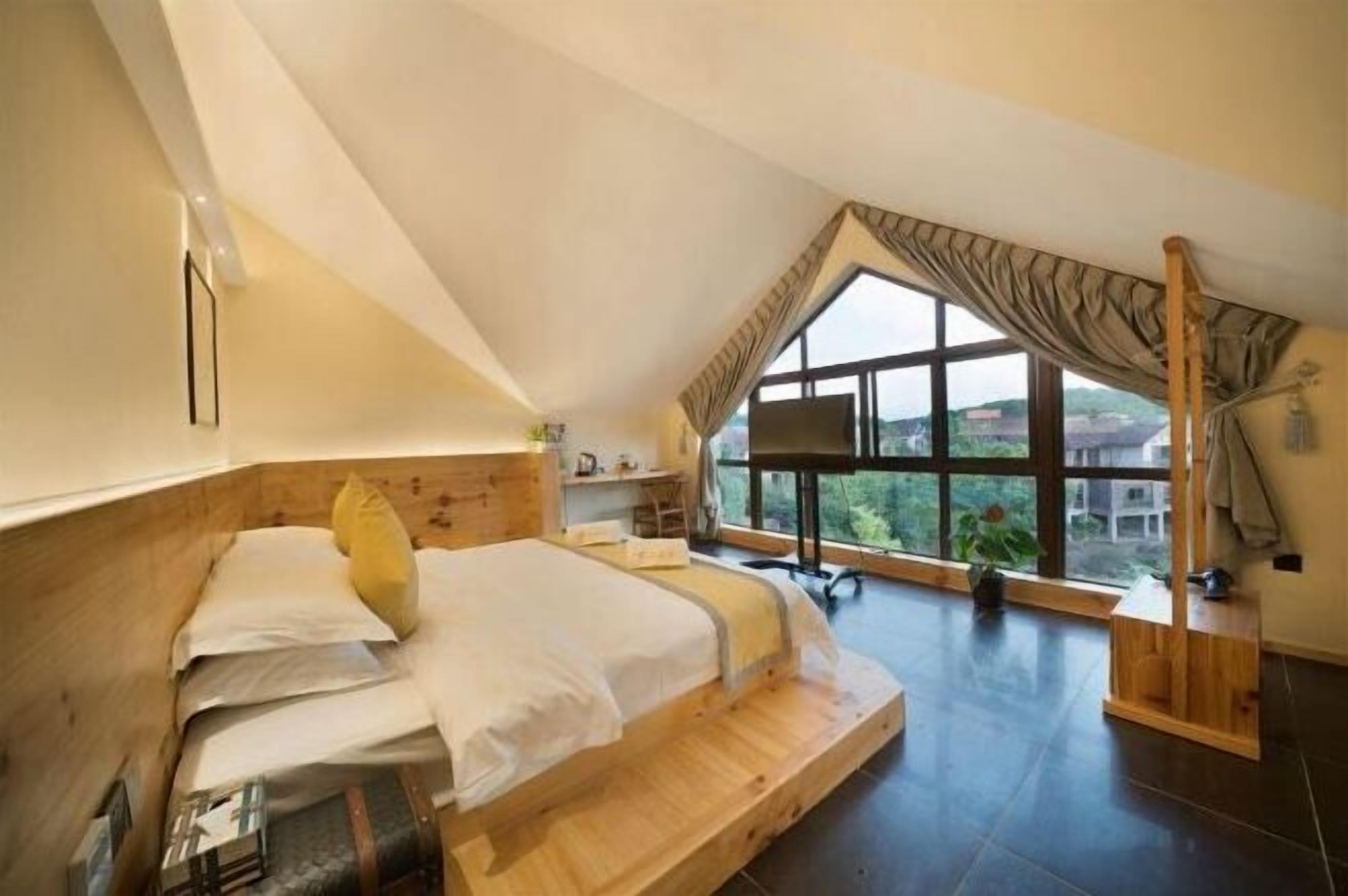 办公桌、遮光窗帘、免费 WiFi