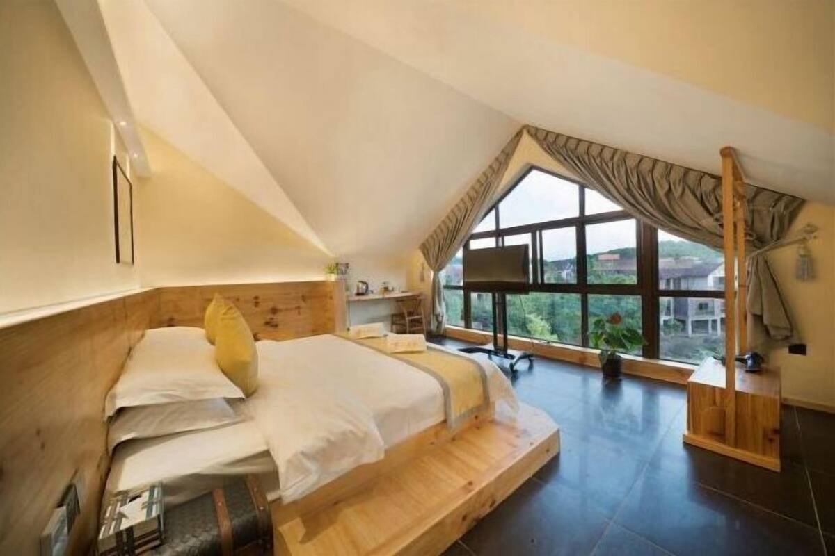 Skrivebord, blendingsgardiner og wi-fi (inkludert)