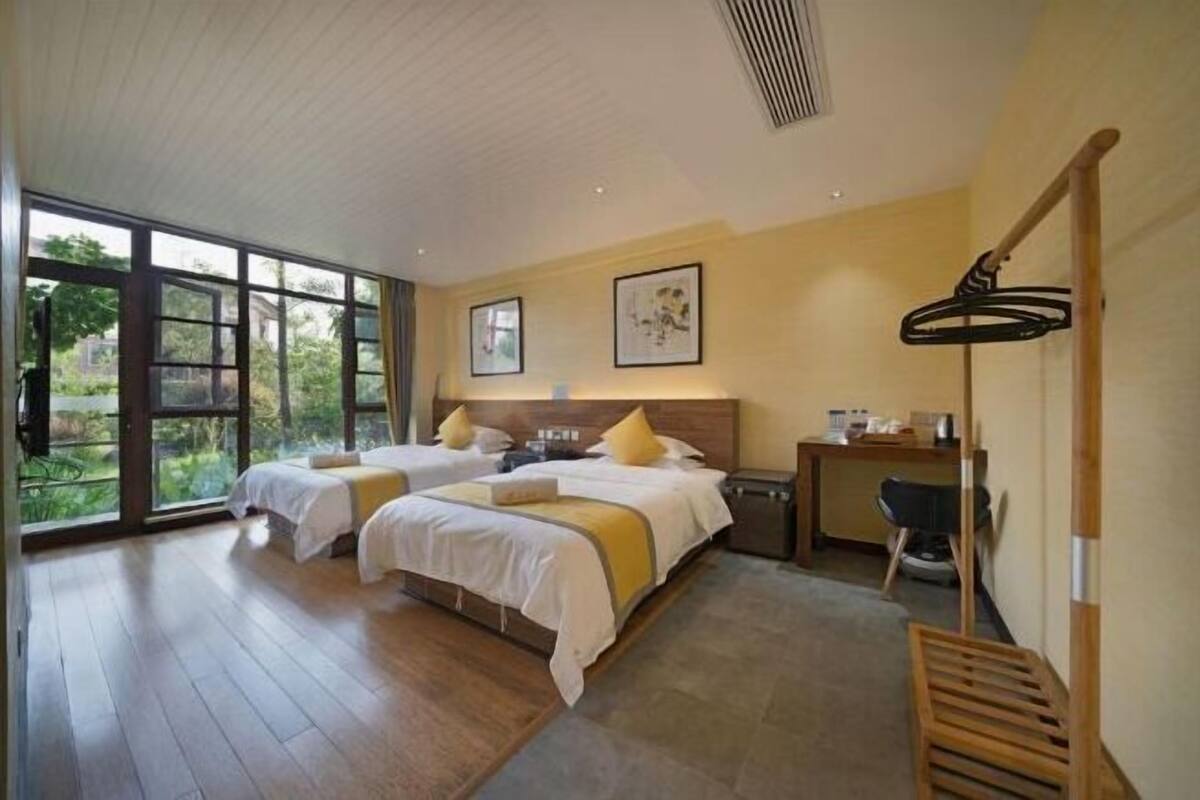 Skrivebord, blendingsgardiner og wi-fi (inkludert)