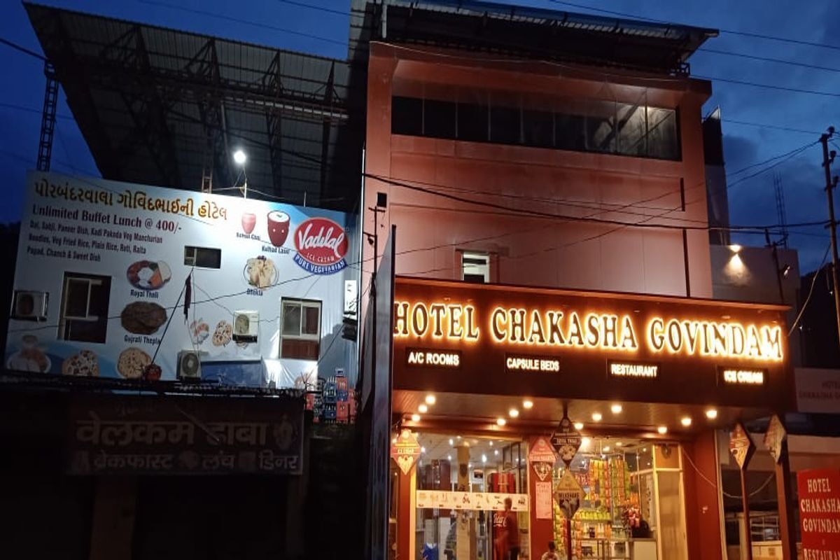 Hotel Chakasha Govindam with A/C rooms, capsule beds, and a restaurant.
