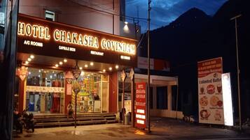 Hotel Chakasha Govindam con habitaciones con aire acondicionado y camas tipo cápsula, un restaurante y un letrero que anuncia buffet ilimitado.