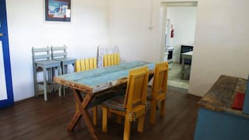 Cottage (8 Annex) | In-room dining