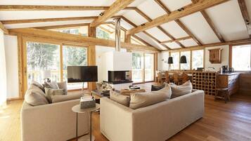 Smart-TV, Kamin, Stereoanlage