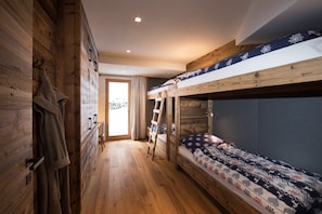 4 bedrooms, iron/ironing board, travel cot, free WiFi