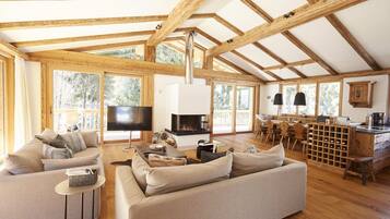 Smart TV, fireplace, stereo
