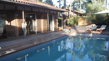 Una piscina al aire libre, una piscina climatizada