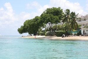 Playa en los alrededores y toallas de playa